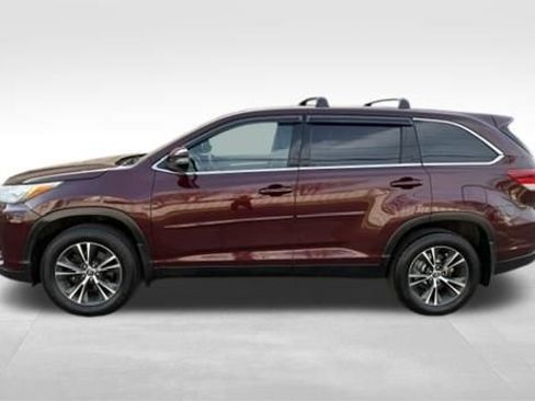 Used 2019 Toyota Highlander LE AWD/4WD image 10