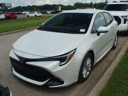 Used 2025 Toyota Corolla SE w/ SE Package FWD image 2
