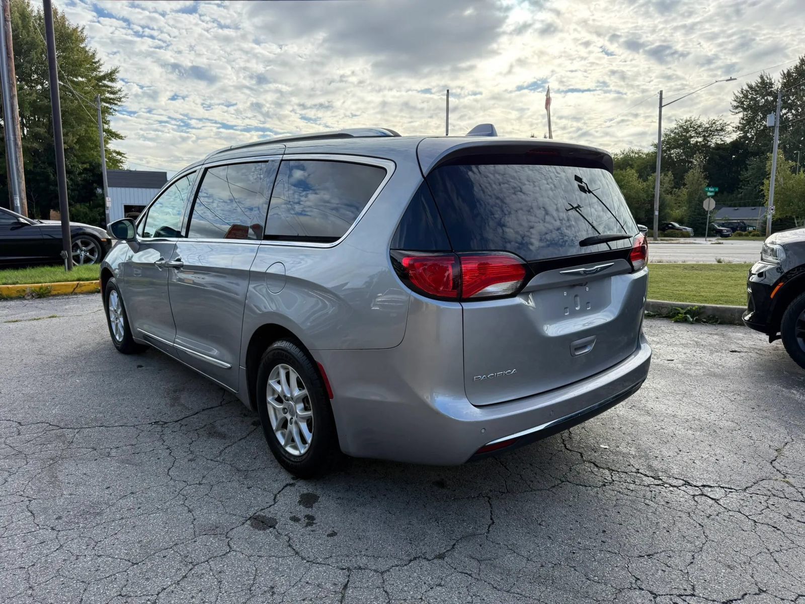 Used 2019 Chrysler Pacifica Touring-L FWD image 3