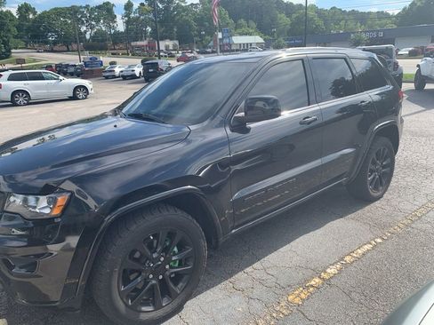 Used 2019 Jeep Grand Cherokee Altitude RWD image 2