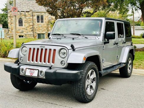 Used 2018 Jeep Wrangler Unlimited Sahara w/ Connectivity Group AWD/4WD image 3