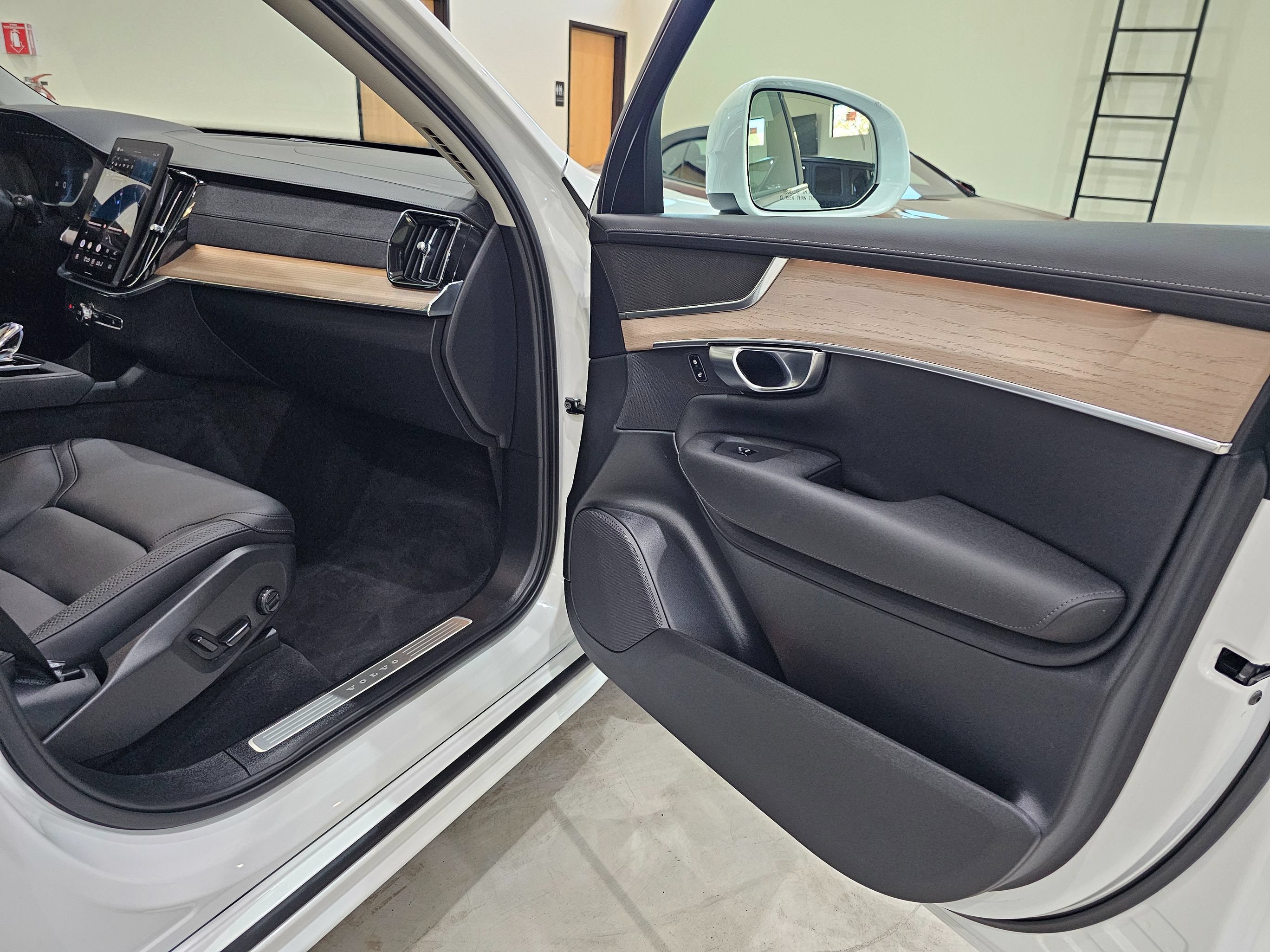 Used 2025 Volvo XC90 T8 Core w/ Climate Package AWD/4WD image 39