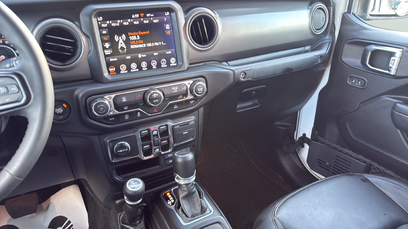 Used 2023 Jeep Gladiator Sport AWD/4WD image 17