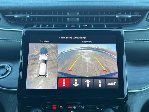 Used 2024 Jeep Grand Cherokee Limited w/ Luxury Tech Group II image 28