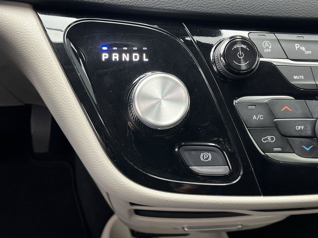 Used 2024 Chrysler Pacifica Touring-L FWD image 25