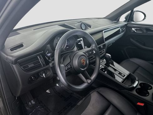 Certified 2023 Porsche Macan AWD/4WD image 4
