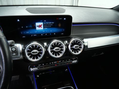 Certified 2021 Mercedes-Benz GLB 250 4MATIC w/ Premium Package image 19