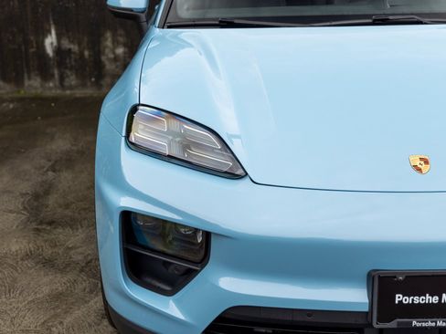 Certified 2025 Porsche Macan Electric image 14