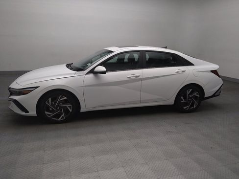 Used 2025 Hyundai Elantra SEL FWD image 2