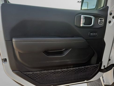 Used 2020 Jeep Wrangler Unlimited Sahara image 10