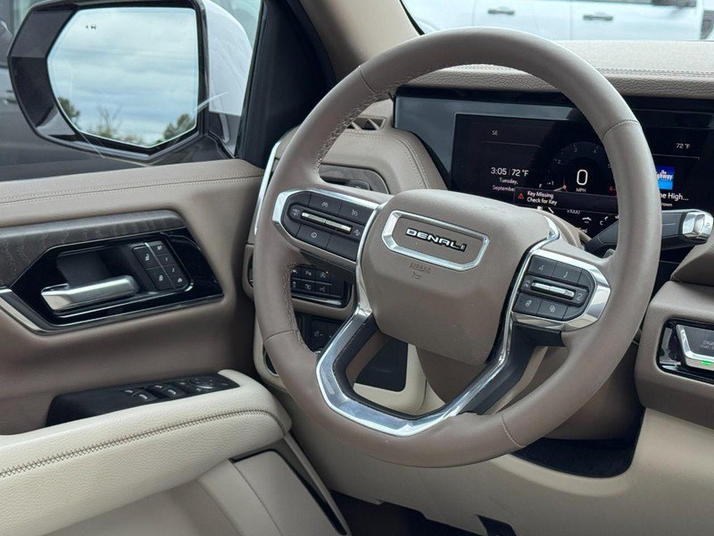 Used 2025 GMC Yukon Denali w/ Sun & Power Step Package AWD/4WD image 12
