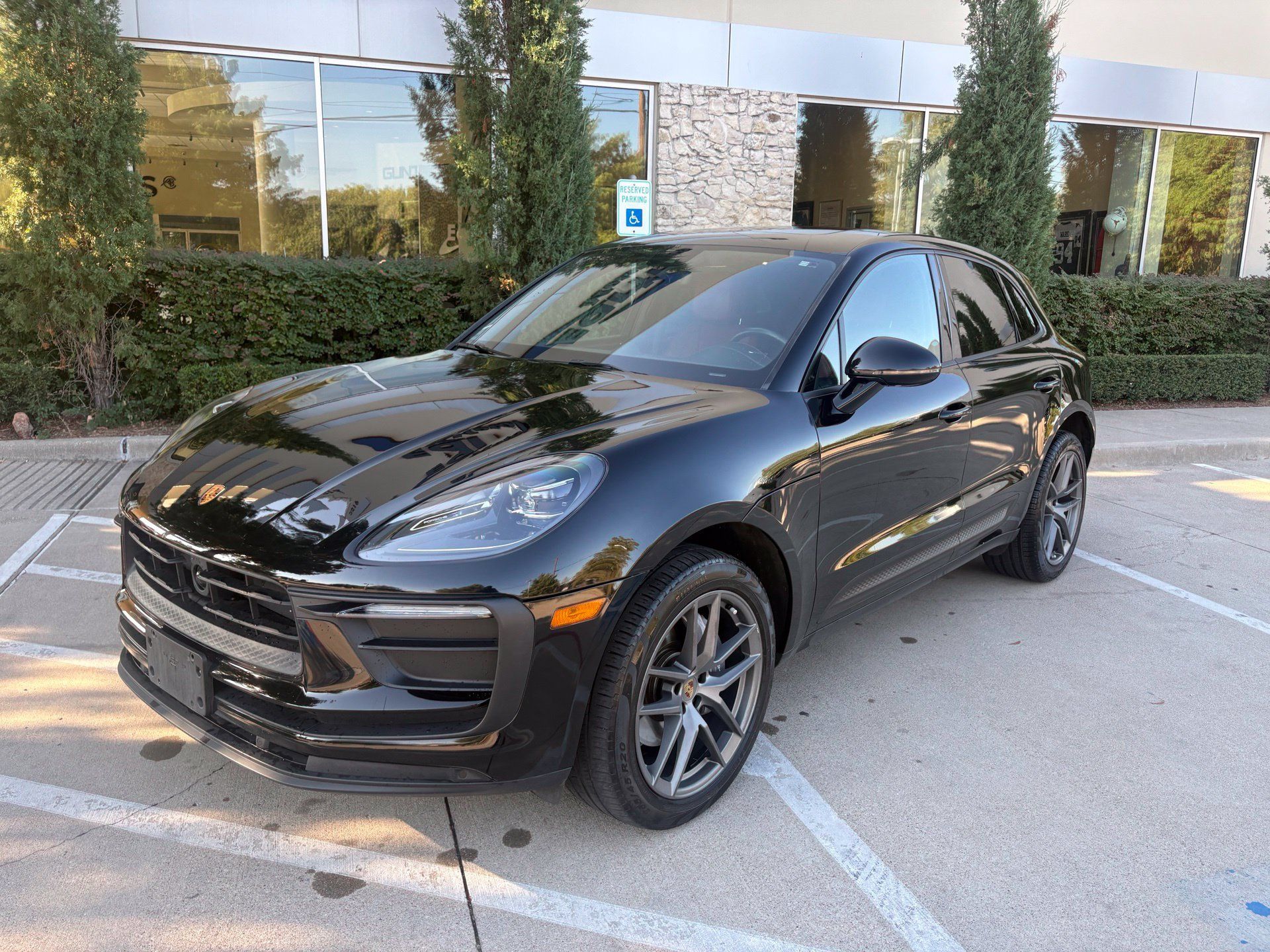 Used 2023 Porsche Macan AWD/4WD image 1