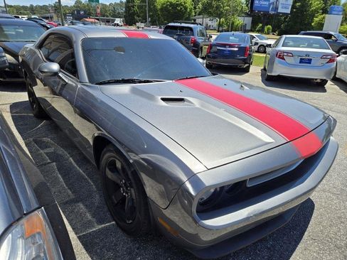Used 2012 Dodge Challenger SXT RWD image 2