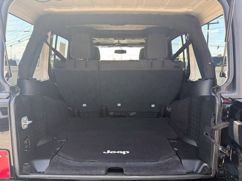 Used 2017 Jeep Wrangler Unlimited Sahara AWD/4WD image 10