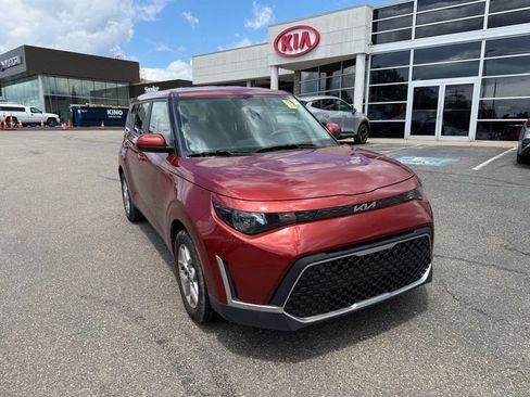 Certified 2025 Kia Soul LX w/ LX Technology Package FWD image 4