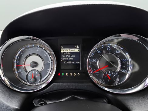 Used 2015 Chrysler Town & Country Touring image 27