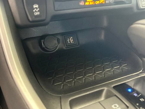 Used 2025 Toyota RAV4 XLE FWD image 46