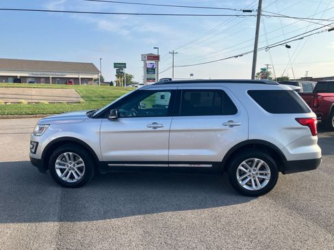 Used 2017 Ford Explorer XLT FWD image 4