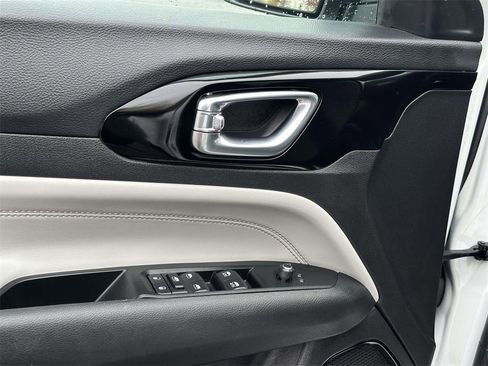 Used 2022 Jeep Compass Limited image 12