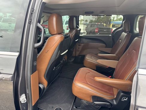 Used 2017 Chrysler Pacifica Limited FWD image 6