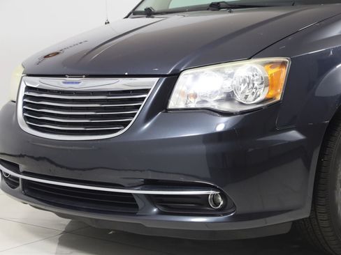 Used 2013 Chrysler Town & Country Touring FWD image 53