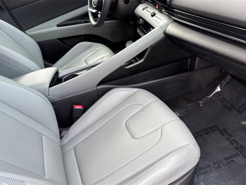 Used 2025 Hyundai Elantra Limited image 17