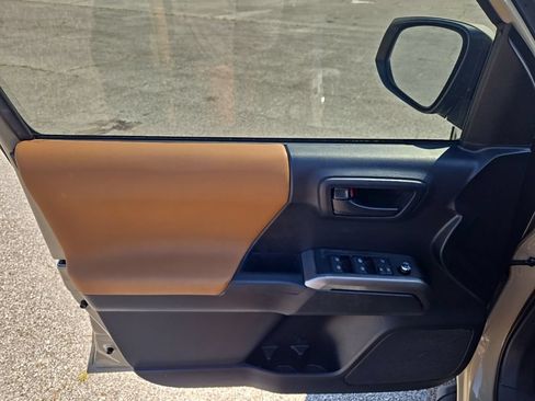 Used 2018 Toyota Tacoma SR5 AWD/4WD image 17