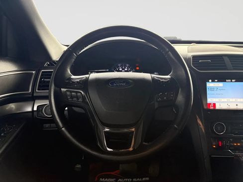 Used 2017 Ford Explorer XLT w/ Equipment Group 202A AWD/4WD image 31