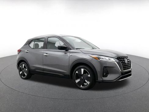 Used 2026 Nissan Kicks SR AWD/4WD image 2