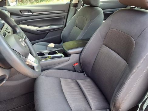 Used 2024 Nissan Altima 2.5 SV FWD image 3