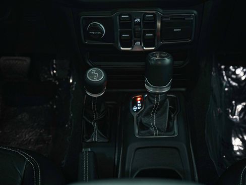Used 2020 Jeep Wrangler Unlimited Sahara AWD/4WD image 18