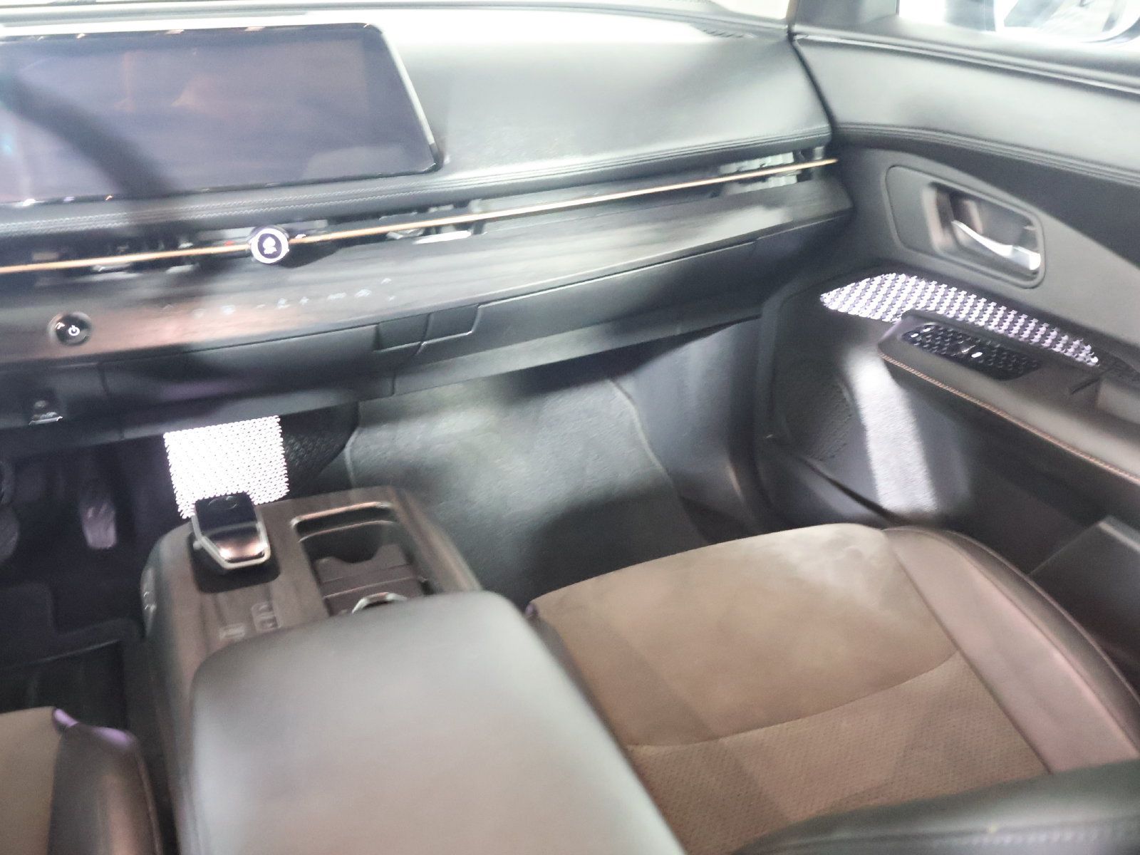 Used 2023 Nissan Ariya AWD image 25