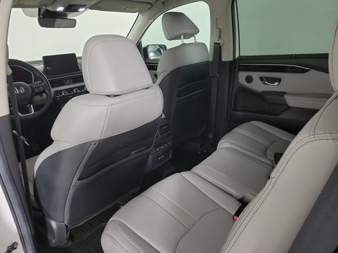 Used 2025 Honda Pilot Touring image 12