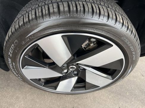 Used 2023 Volvo XC40 Recharge Ultimate w/ Protection Package Premier image 32