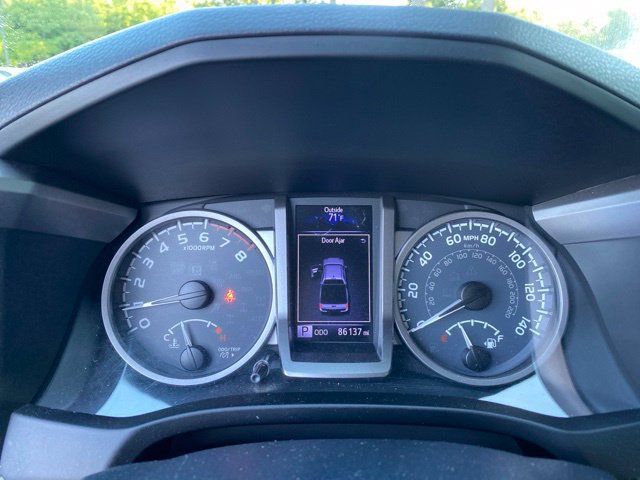Used 2018 Toyota Tacoma SR5 AWD/4WD image 12