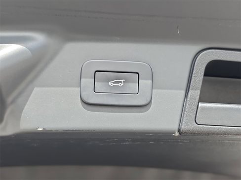 Used 2023 Land Rover Range Rover Velar R-Dynamic S image 16