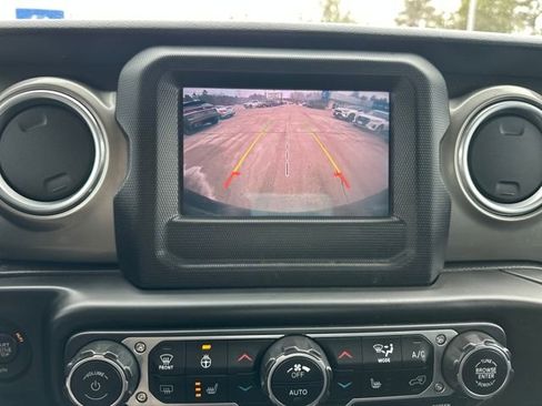 Used 2018 Jeep Wrangler Unlimited Sahara w/ Cold Weather Group image 19