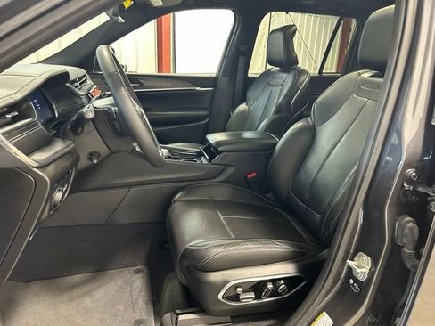 Used 2023 Jeep Grand Cherokee Overland w/ Luxury Tech Group IV AWD/4WD image 13