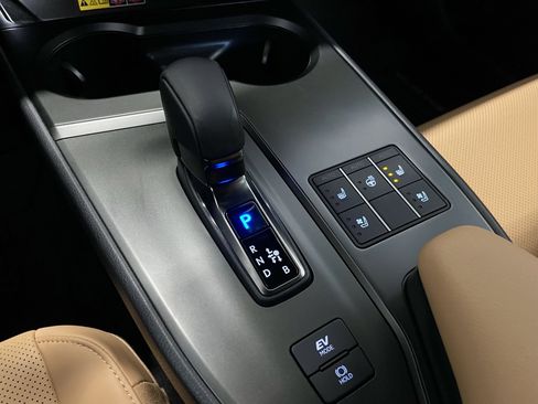 Used 2025 Lexus UX 300h AWD image 20