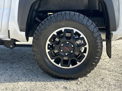 Used 2025 Toyota Tacoma TRD Off-Road w/ TRD Off Road Premium Package image 19
