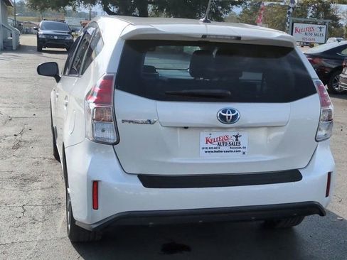 Used 2017 Toyota Prius V image 7