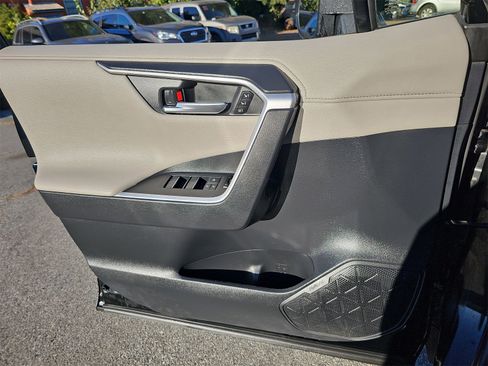 Used 2019 Toyota RAV4 Limited image 28