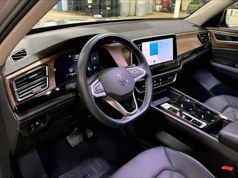 Used 2025 Volkswagen Atlas SE image 13