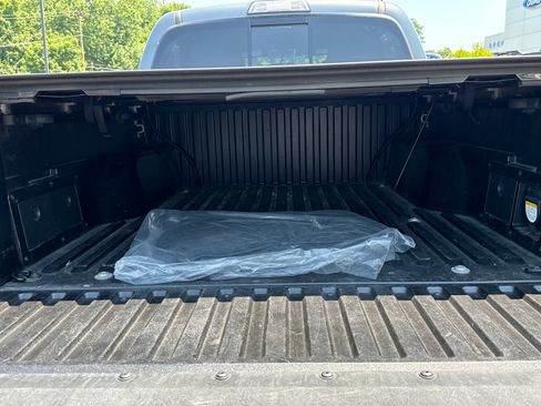 Used 2017 Toyota Tacoma TRD Sport w/ Tow Package (A/T) AWD/4WD image 24