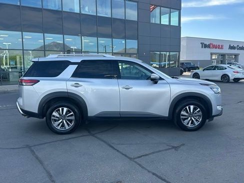 Used 2025 Nissan Pathfinder SL AWD/4WD image 12