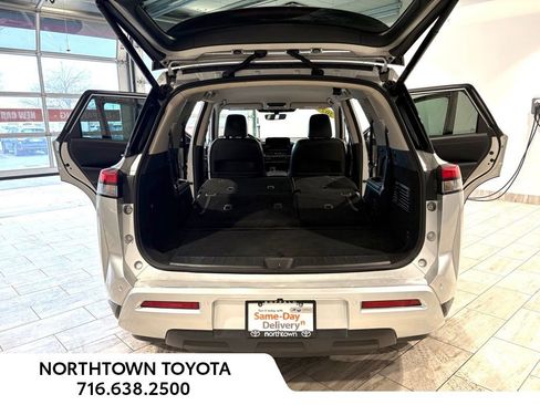 Used 2023 Nissan Pathfinder SL w/ Black Appearance Package image 27