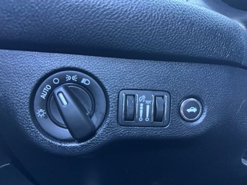 Used 2018 Dodge Challenger SXT image 30