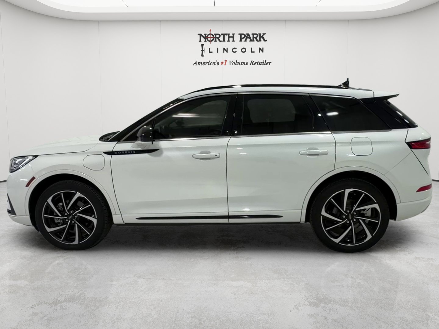 Used 2025 Lincoln Corsair Grand Touring AWD/4WD image 2