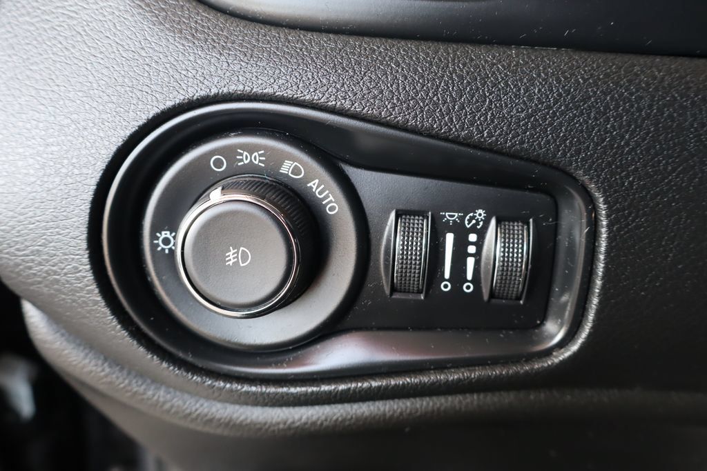 Used 2017 Jeep Renegade Limited FWD image 21
