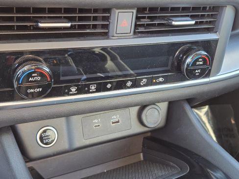 Used 2023 Nissan Rogue SV image 22